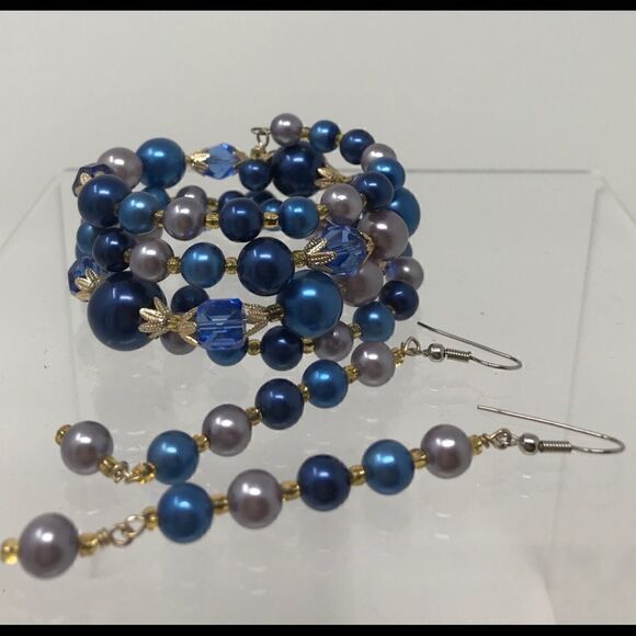 Vintage bead wire bracelet with earrings. - Picture 1 of 3